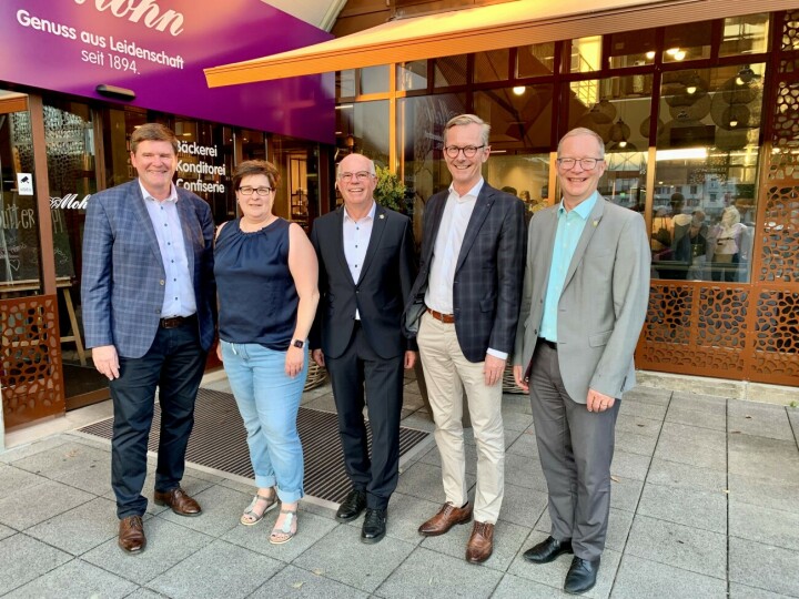 Von links: Hansjörg Brunner, Präsident Thurgauer Gewerbeverband; Carmen Tobler, neue Sektionsverantwortliche Hinterthurgau; Andreas Zuber, Grossratspräsident; Matthias Hotz, Präsident TGshop Fachgeschäfte Thurgau, und Walter Schönholzer, Regierungsrat. Foto: Verband TGshop Fachgeschäfte Thurgau