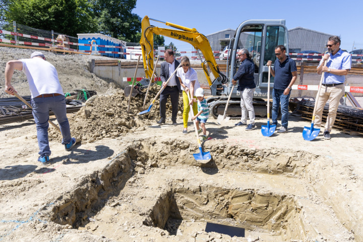 Packten an bei der Grundsteinlegung (v. l.): Bruno Ienco (Bauleiter ienco ag, Amriswil); Patrick Thoma (Verkauf, Thoma Immobilien Treuhand AG, Amriswil); Diana Gutjahr, Jürg Eichmann (Bauherr Sunnäberg AG/ Pluris Immobilien AG); Rino Landolt (Sunnäberg AG/ Pluris Immobilien AG); Roger Martin (Stadtpräsident Romanshorn). Fotos: zVg. Thoma Immobilien
