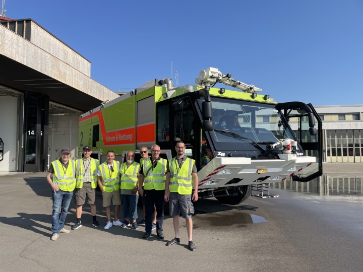 Angehörige der Feuerwehr Dozwil-Kesswil-Uttwil vor dem Flugfeldlöschfahrzeug. Foto: Feuerwehr Dozwil-Kesswil-Uttwil