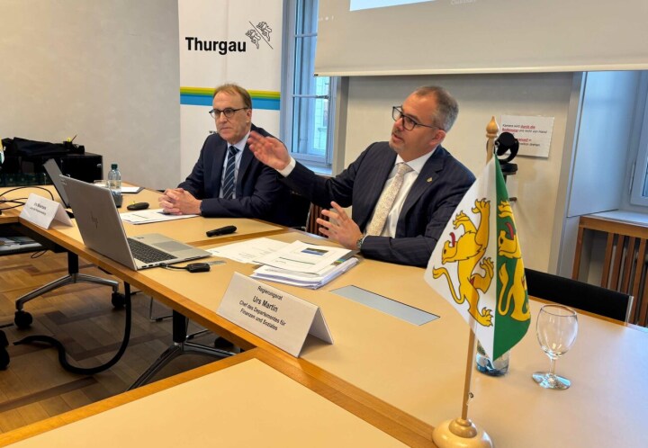 Regierungsrat Urs Martin, Chef des Departementes für Finanzen und Soziales, sowie Urs Meierhans, Chef der Finanzverwaltung, präsentieren die Thurgauer Staatsrechnung 2025. Foto: zVg. Regierungsrat Urs Martin, Chef des Departementes für Finanzen und Soziales, sowie Urs Meierhans, Chef der Finanzverwaltung, präsentieren die Thurgauer Staatsrechnung 2025. Foto: zVg.