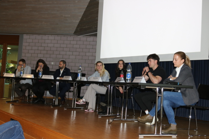 Sich ein Bild machen von konkreter Politik – das will das Politpodium an der Kanti (von links): Markus Häfliger, Nina Schläfli, Gabriel Macedo, Liv Löwe, Laura Bösch, Joel Beck, Raffaella Strähl D’Ambrosio Fotos: Markus Bösch Sich ein Bild machen von konkreter Politik – das will das Politpodium an der Kanti (von links): Markus Häfliger, Nina Schläfli, Gabriel Macedo, Liv Löwe, Laura Bösch, Joel Beck, Raffaella Strähl D’Ambrosio Fotos: Markus Bösch