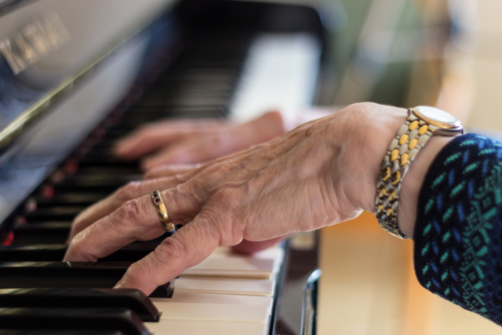 Leidenschaft, dem Musizieren nachzugehen, bis ins hohe Alter. Foto: Adobestock