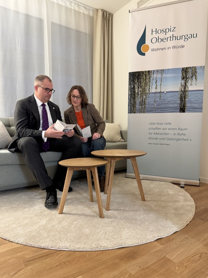 Regierungsrat Urs Martin mit Marina Bruggmann, Vizepräsidentin Verein Hospiz Oberthurgau, in der Hospizwohnung in Amriswil. Foto: zVg. Kanton Thurgau Staatskanzlei Regierungsrat Urs Martin mit Marina Bruggmann, Vizepräsidentin Verein Hospiz Oberthurgau, in der Hospizwohnung in Amriswil. Foto: zVg. Kanton Thurgau Staatskanzlei