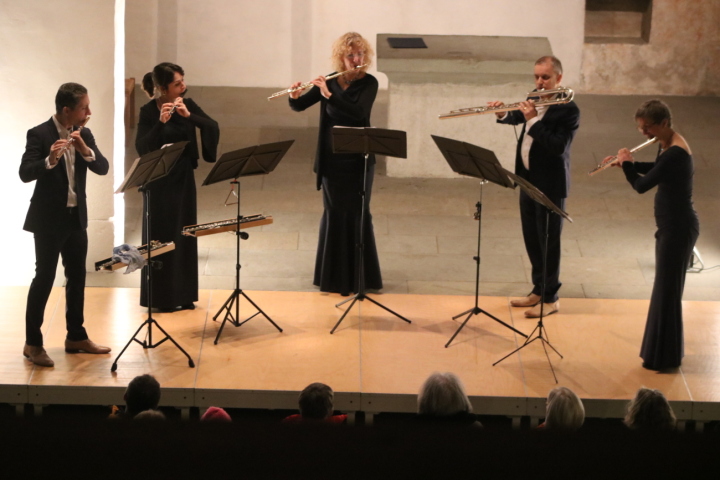 Das Leipziger Querflötenensemble «Quintessenz» mit (von links) Manfred Ludwig, Pauline Turrillo, Anna Garzuly-Wahlgren, Christian Sprenger und Bettine Keysser begeisterte in der vollbesetzten Alten Kirche. Foto: Markus Bösch