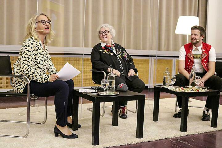 «Persönlich» in SRF 1 und im Kino Roxy in Romanshorn (von links): Sonja Hasler befragt die Strickkünstlerin Madame Tricot und den Musikvirtuosen Nicolas Senn. Foto: Markus Bösch
