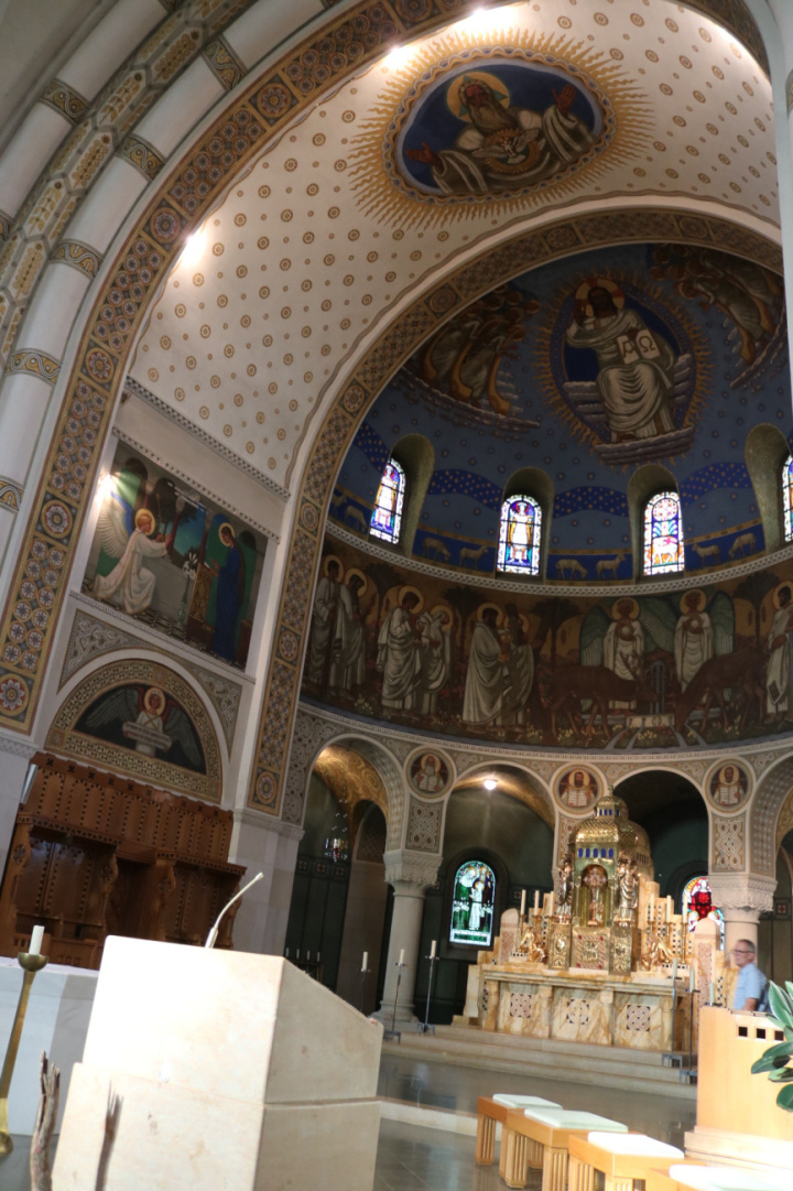 Licht und Akustikanlage in der katholischen Kirche müssen saniert werden. Fotos: Markus Bösch