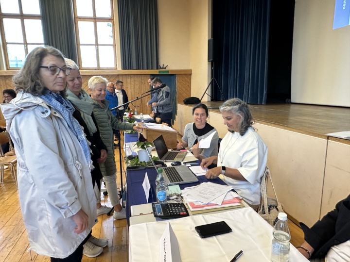 Wenig Arbeit für Stimmenzählerinnen und Gemeinderat Uttwil. Die Gemeindeversammlung genehmigte die Rechnung 2024 und drei Einbürgerungsgesuche diskussionslos. Foto: Markus Studerus