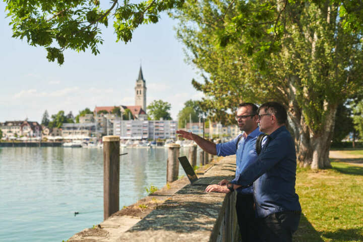 Geschäftsleiter Gilbert Piaser und Projektleiter Samuel Struhs im Hafenareal Romanshorn. Foto: Region Oberthurgau