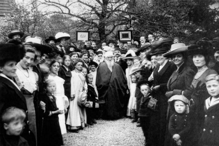 ‘Abdu’l-Bahá (Mitte) in Stuttgart (D), 1913. Quelle: media.bahai.org>History