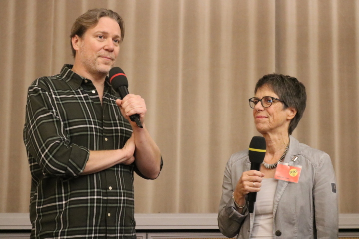 Viel Publikum an der Premiere von «Hallo Betty» im Roxy: Geschäftsführerin Andrea Röst im Gespräch mit dem Regisseur Pierre Monnard. Fotos: Markus Bösch