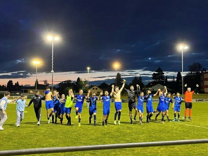 Im Freudentaumel: Die B-Junioren des FC Romanshorn feiern den Aufstieg in Youth League. Foto: FC Romanshorn 