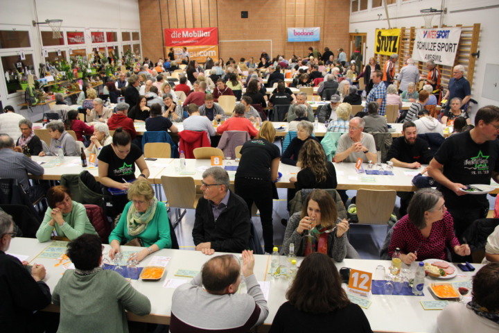 Der Lottomatch in Salmsach ist ein voller Erfolg: 250 Spielende fanden sich ein, so viele wie noch nie. Fotos: Trudi Krieg