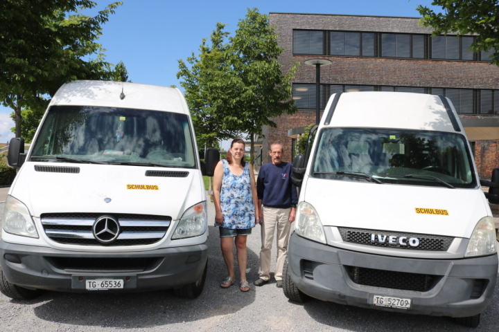 Sie waren viele Kilometer mit den Kindern im Schulbus unterwegs – Maja Wagner und Urs Fiechter. Foto: Markus Bösch