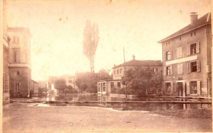 So arg war es dieses Jahr nicht: Romanshorner Bahnhofplatz im Herbst des Hochwasserjahrs 1890.