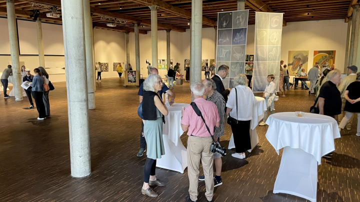 Kultur zum Geniessen und Fragen: Die Ausstellung «Simply two No 4» im Kornhaus bildet den gelungenen Auftakt zu den Romanshorner Kulturtagen. Foto: Gerda Leipold