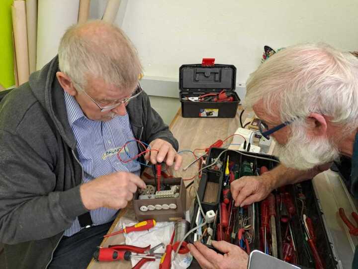 Getüftelt und geflickt: Das Reparierkafi ist sehr beliebt. 135 Gegenstände konnten repariert werden. Fotos: pd. Getüftelt und geflickt: Das Reparierkafi ist sehr beliebt. 135 Gegenstände konnten repariert werden. Fotos: pd.