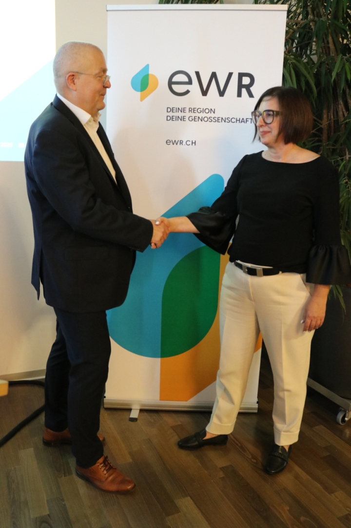 Präsident Jakob Küng gratuliert der neuen EW-Verwaltungsrätin Barbara Bosshart. Foto: Markus Bösch