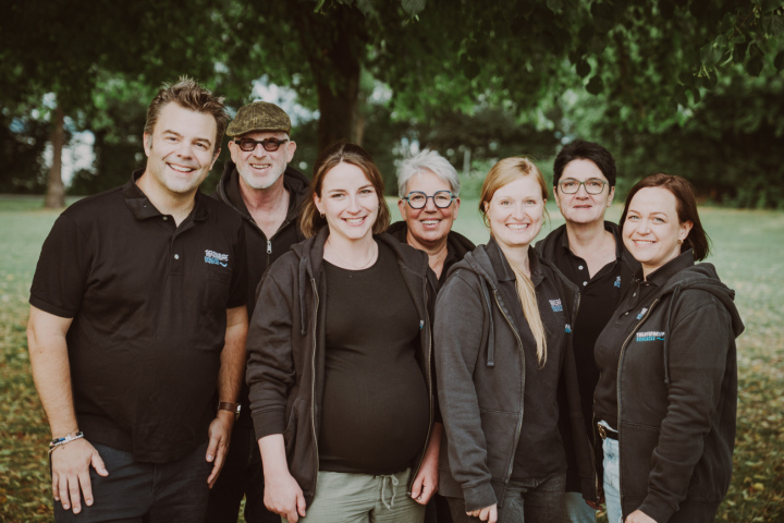 Alter und neuer Vorstand, von links: Dominik Eggmann, Martin Rodel, Valérie Huber, Erika Strübi, Nathalie Bauer, Lisette Müller, Regula Stübi  nicht auf dem Foto ist Tim Reinhardt. Foto: mopicstone