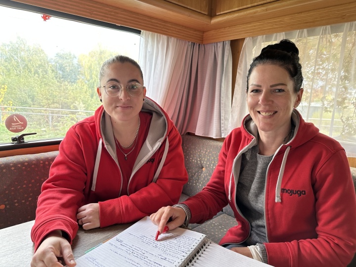 Regionale Jugendbeauftragte Christina Zweili (r.) und Jugendarbeiterin Svenja Ciarla verantworten die Offene Jugendarbeit in Uttwil. Fotos: Markus Studerus