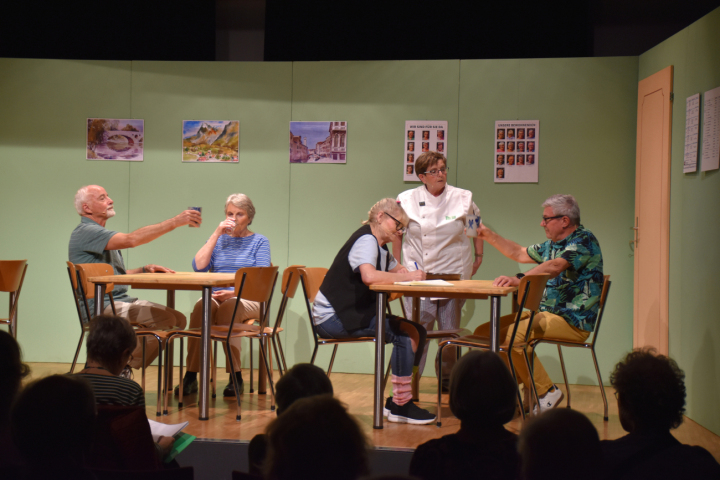 Altersheim-Alltag. Doch als es ums Planen des Sommerfestes geht, wird’s turbulent. Fotos: Hansjürg Oesch