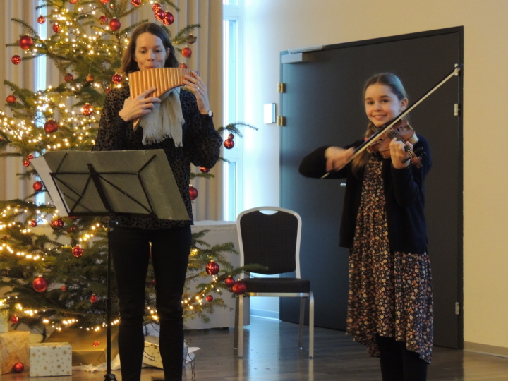 Virtuos: Die elfjährige Violinistin Elena Zeller wird von ihrer Mutter Andrea auf der Panflöte begleitet. Fotos: Andreas von Bergen