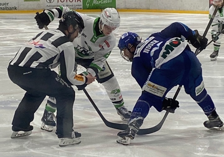 Sie fahren den sechsten Sieg in Folge ein: Die PIKES schicken in der Verlängerung den HC Prättigau-Herrschaft mit 2:1 nach Hause. Foto: Hansruedi Vonmoos