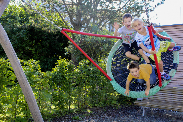Auch das gehört zu «brunch&blessings», sich draussen auf dem Spielplatz auszutoben. Fotos: Trudi Krieg
