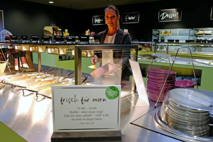 Ladina Romanin, Nachhaltigkeitsmanagerin der thurmed AG, stellt sich am Restebuffet in der Kantine des Kantonsspitals Frauenfeld ein Restemenü zum Mitnehmen zusammen. Dieses kann nach der Mittagsausgabe und abends vergünstigt bezogen werden. Foto: zVg.