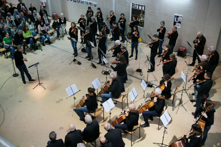Das Sinfonische Orchester Arbon und die Arboner Sänger im Tankkeller. Fotos: Peter Reutlinger