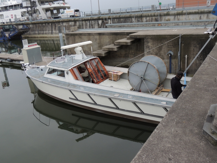 Das Bergeschiff mit den vielen technischen Ausrüstungen war im Hafenbecken bereitgestellt. Fotos: Andreas von Bergen 