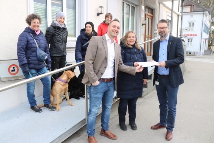 Übergabe der Petition an die Stadt (von links): Fabio Bottega, Priska Lienemann und Roger Martin. Foto: Markus Bösch