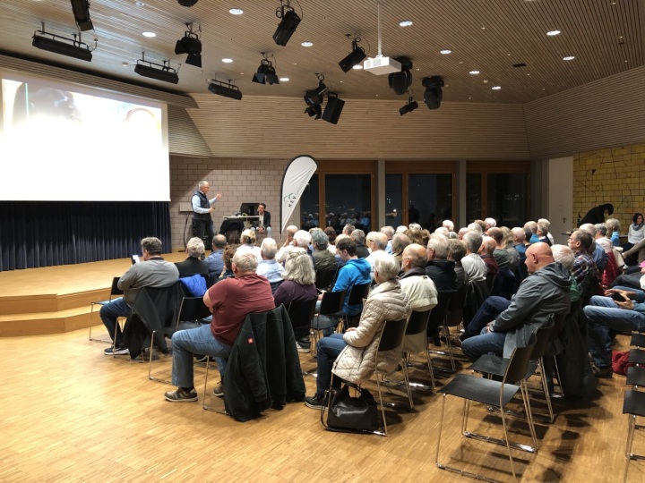 Das Thema «Künstliche Intelligenz» stiess auf grosses Interesse: Gespannt verfolgen die Gäste das Referat von Manuel Garzi, Pädagogische Hochschule St. Gallen. Foto: HEV Sektion Romanshorn Das Thema «Künstliche Intelligenz» stiess auf grosses Interesse: Gespannt verfolgen die Gäste das Referat von Manuel Garzi, Pädagogische Hochschule St. Gallen. Foto: HEV Sektion Romanshorn