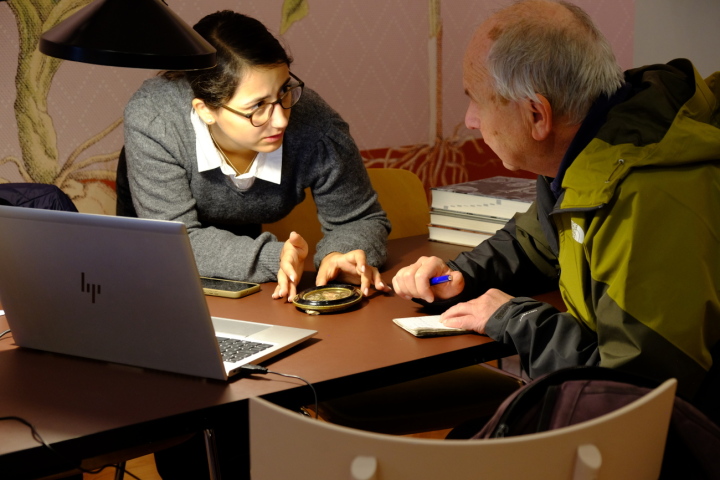 Bestimmungstag 2024: Noemi Bearth, Direktorin Historisches Museum Thurgau, bestimmt ein Objekt eines Besuchers. Foto: zVg. Amt für Archäologie Kanton Thurgau 