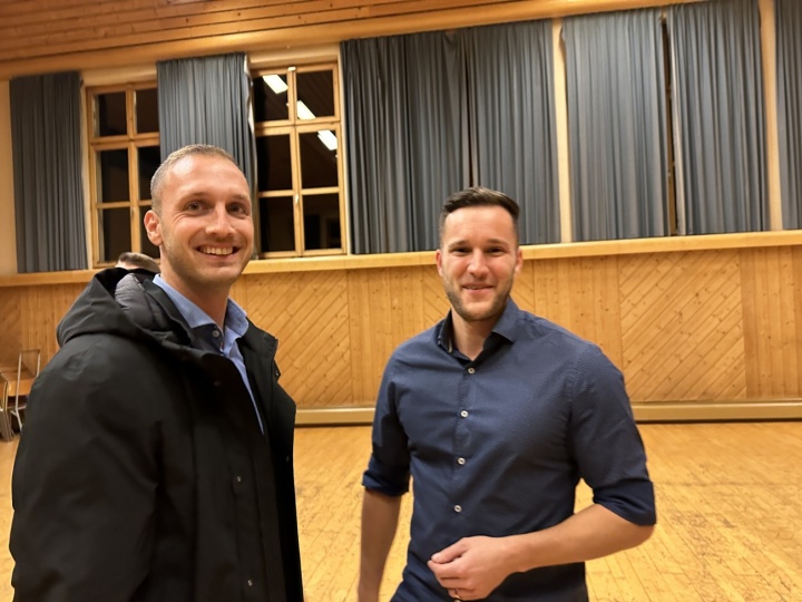 Adrian Schmid (r.) kandidiert neu für die Primarschulbehörde Uttwil. Hier im Gespräch mit Gemeinderat Thomas Krois. Fotos: Markus Studerus