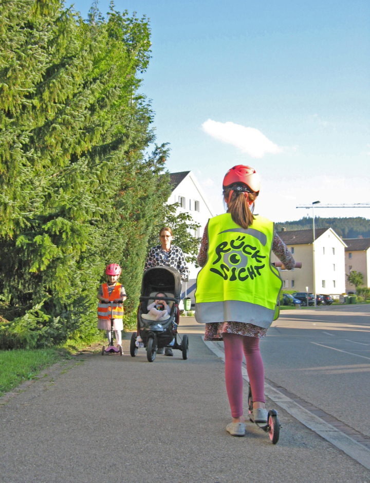 Auch dieses Jahr werden über 6000 Gratis-Leuchtwesten an Thurgauer Schülerinnen und Schüler verteilt. (Bild: Kapo TG)