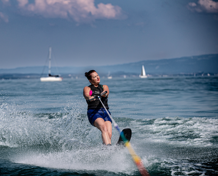 Neben Wasserski fahren, bietet der Wasserskiclub Romanshorn auch Wakeboarden und Wakesurfen an. Foto: cooler.ch