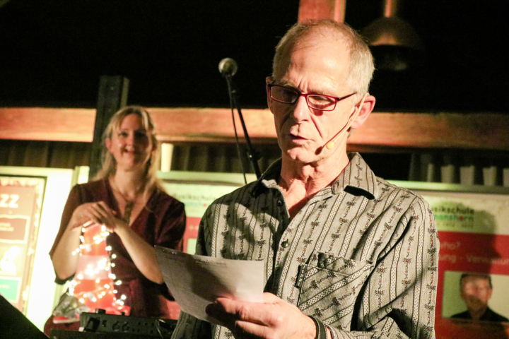 Geschichten erzählen – mit Reimen und vor allem mit Wildjodeln und Balladen: Das gelang Stöff Sutter und Sonja Morgenegg auf vortreffliche Weise. Foto: Markus Bösch Geschichten erzählen – mit Reimen und vor allem mit Wildjodeln und Balladen: Das gelang Stöff Sutter und Sonja Morgenegg auf vortreffliche Weise. Foto: Markus Bösch