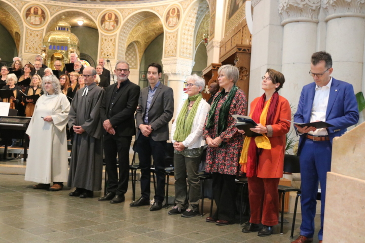 Gemeinsam feiern (von links): Gaby Zimmermann, Andreas Frei, Cyrill Bischof, Andreas Volken, Vroni Peterhans, Feyna Hartmann, Christina Aus der Au, Dominik Diezi. Fotos: Markus Bösch