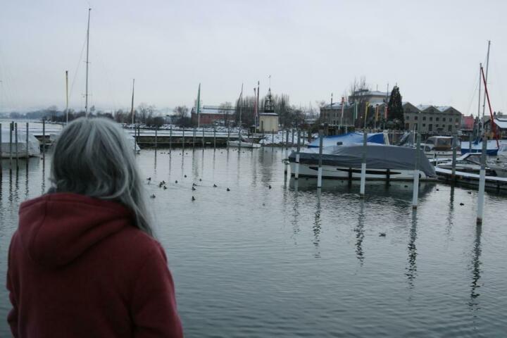 Auch der See inspiriert sie: Hikaru Suzuki lebt und komponiert in Romanshorn. Foto: Markus Bösch