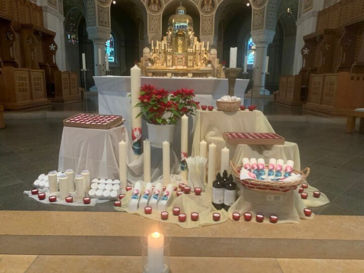 Alle können ihre Kerzen, die daheim angezündet werden oder die man verschenken möchte, zum Segnen mitbringen und sie vor den Altar legen. Alle können ihre Kerzen, die daheim angezündet werden oder die man verschenken möchte, zum Segnen mitbringen und sie vor den Altar legen.