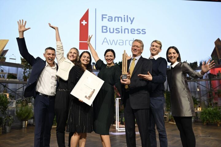 Sie freuen sich über die Verleihung des Family Business Awards 2024: Matthias Oswald (von links), Sarah Bussenius, Malena Rabenau, Yulia Kirschner, Jaques Kade, Sebastian Beetschen, Christina Rohner. Fotos: NZZ Connect