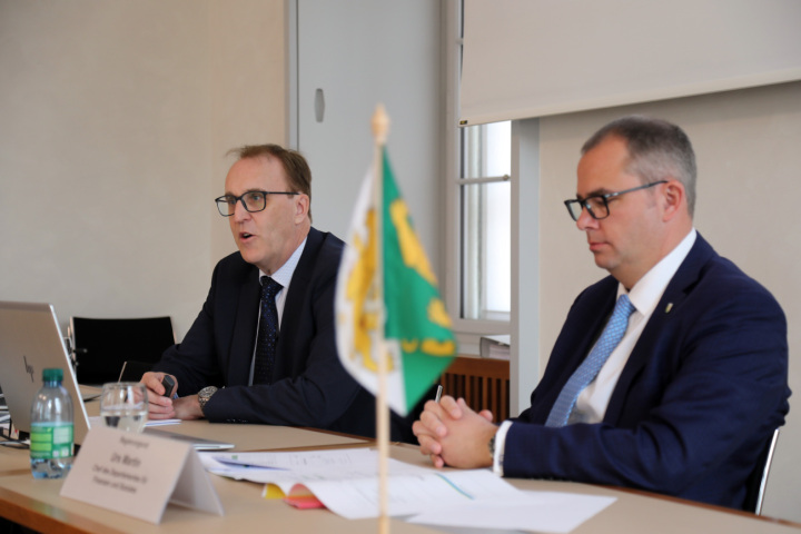 Finanzdirektor Urs Martin (rechts) und Urs Meierhans, Chef der Finanzverwaltung, präsentieren die Rechnung 2022. Foto: zVg.