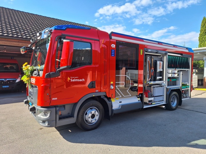 Die Feuerwehr Salmsach freut sich über das neue Tanklöschfahrzeug. Foto: Feuerwehr Salmsach