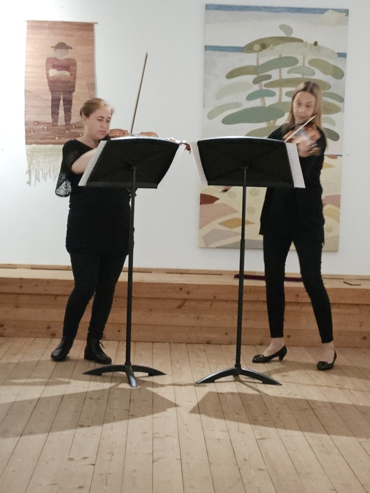 Christine Reich und Debora Krieger spielen in Mayers-Kulturbad. Foto: zVg.