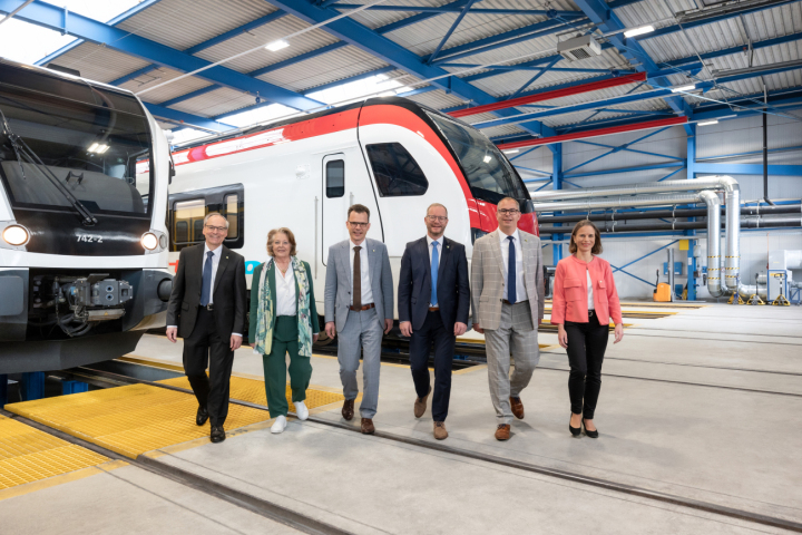 Der Thurgauer Regierungsrat 2024/2025 vor dem Thurbo Regionalzug (v.l.): Staatsschreiber Paul Roth, Sonja Wiesmann Schätzle, Vizepräsident Dominik Diezi, Regierungspräsident Walter Schönholzer, Urs Martin und Denise Neuweiler. Fotografiert von Raffael Soppelsa. Foto: zVg.