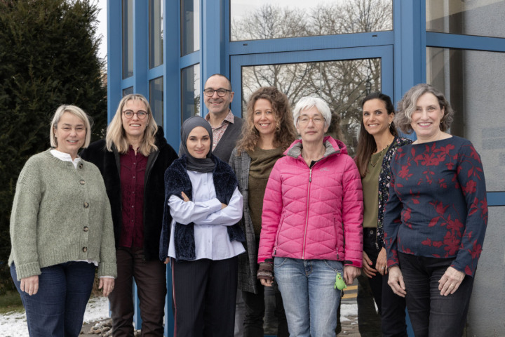 Das Team in Amriswil: Antje Krenkel, Janine Nyffeler-Stüker, Tuba Memedi, Markus van Grinsven (Geschäftsleiter Perspektive Thurgau), Anna Lutz, Katharina Gmünder, Chandra Wenger, Beatrice Stifter-Seyr (v. l.). Foto: zVg. PTG