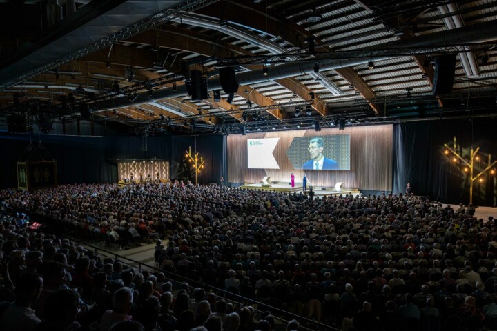 Über 2600 Gäste erleben eine stimmungsvolle Partizipanten-Versammlung in der Bodensee-Arena in Kreuzlingen. Fotos: TKB