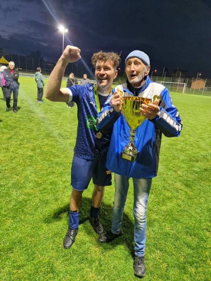 Ueli Nüesch − nebst FCR-Berichterstatter u. a. auch Ehrenmitglied, Speaker, gute Seele und treuer FCR-Fan − freut sich zusammen mit dem Dreifach-Torschützen Fabian Züllig über den gewonnen Cupfinalpokal. Foto: Patrick Züllig