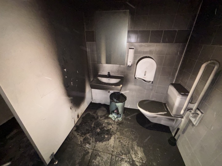 Die öffentliche Toilette wurde stark beschädigt. (Bild: Kantonspolizei Thurgau)