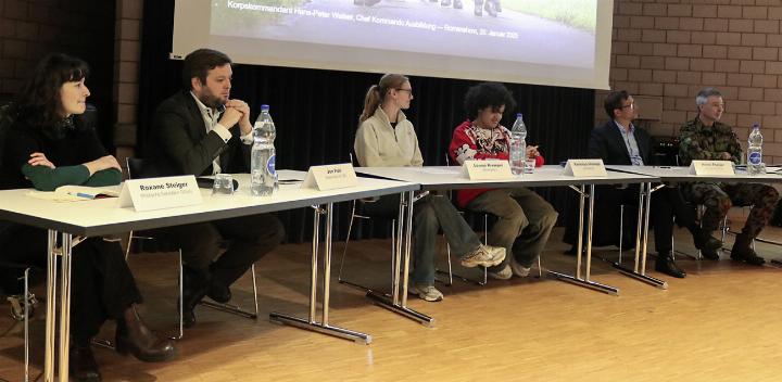 Sie nahmen engagiert Stellung zur aktuellen und künftigen Sicherheitspolitik der Schweiz (von links): Roxane Steiger, Jon Pult, Heinz Theiler und Hans-Peter Walser – und mittendrin die Moderatorinnen Léonie Krempel und Vanessa Imonopi. Foto: Markus Bösch